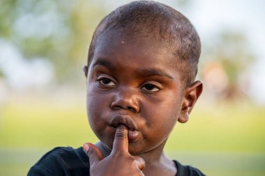 Darwin, Avustralya - 27 Temmuz 2024: 2024 Royal Darwin Show 'da Avustralyalı bir Aborjin çocuğun portresi.