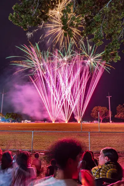 Darwin, Avustralya - 27 Temmuz 2024: 2024 Royal Darwin Show 'da havai fişekleri izleyen kalabalık.