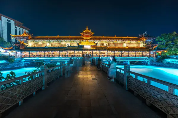 Dujiangyan, Çin - Mayıs 2024: Geceleri Guanxian Antik Şehri.