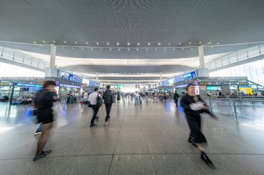Chengdu, Çin - 7 Mayıs 2024: Chengdu 'daki yoğun yüksek hızlı tren istasyonunda işçiler.