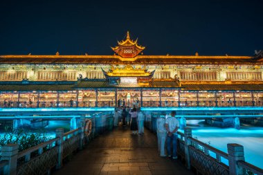 Dujiangyan, Çin - Mayıs 2024: Geceleri Guanxian Antik Şehri.