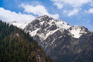 Jiuzhaigou Ulusal Parkı 'ndaki karlı dağ zirvesi, Sichuan, Çin