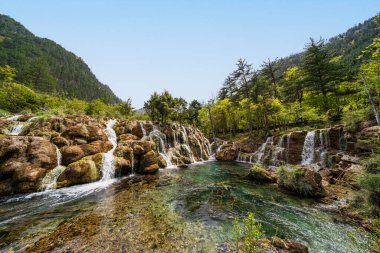 Double Dragon Gölü Şelalesi, nam-ı diğer Shuanglong, Jiuzhaigou Ulusal Parkı, Sichuan, Çin.