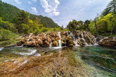 Double Dragon Gölü Şelalesi, nam-ı diğer Shuanglong, Jiuzhaigou Ulusal Parkı, Sichuan, Çin.