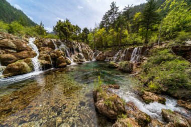 Double Dragon Gölü Şelalesi, nam-ı diğer Shuanglong, Jiuzhaigou Ulusal Parkı, Sichuan, Çin.