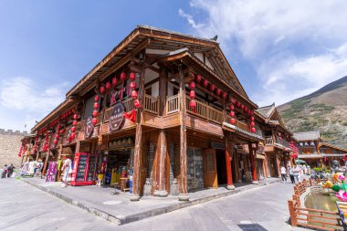 SICHUAN, Çin - Mayıs 2024: Songpan Ancient Town, Jiuzhaigou Vadisi 'nin popüler seyir merkezi.