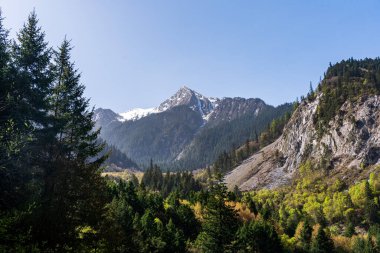 Jiuzhaigou Ulusal Parkı 'ndaki karlı dağ zirvesi, Sichuan, Çin