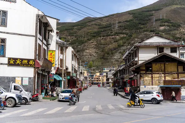 SICHUAN, Çin - Mayıs 2024: Songpan Ancient Town, Jiuzhaigou Vadisi 'nin popüler seyir merkezi.