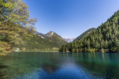 Jiuzhai Vadisi Ulusal Parkı 'ndaki Ayna Gölü, Sichuan, Çin.