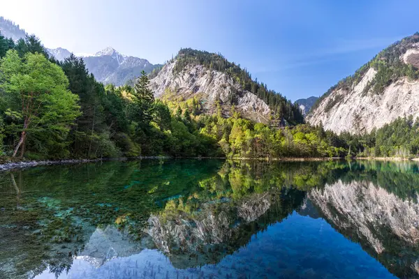 Jiuzhai Vadisi Ulusal Parkı 'nda Beş Çiçek Gölü, Sichuan, Çin.