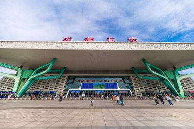 Chengdu, Çin - Mayıs 2024: Chengdu 'daki yüksek hızlı tren istasyonunun dışı.