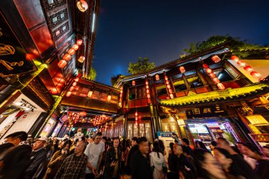 Chengdu, Çin - Mayıs 2024: Chengdu, Sichuan 'daki kalabalık Jinli Pedestrian Caddesi' nde kalabalık.