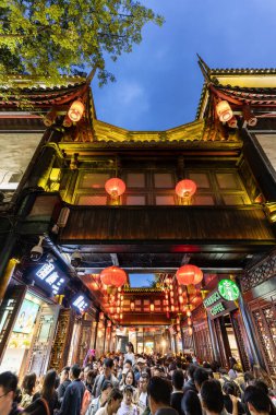 Chengdu, Çin - Mayıs 2024: Chengdu, Sichuan 'daki kalabalık Jinli Pedestrian Caddesi' nde kalabalık.