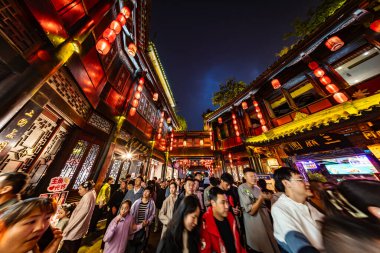 Chengdu, Çin - Mayıs 2024: Chengdu, Sichuan 'daki kalabalık Jinli Pedestrian Caddesi' nde kalabalık.
