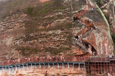 Leshan Dev Buddha, Sichuan, Çin 'deki kayalıklara merdiven kazınmış..