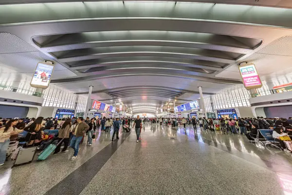 Chongqing, Çin - Mayıs 2024: Chongqing 'deki yoğun yüksek hızlı tren istasyonunda işçiler.