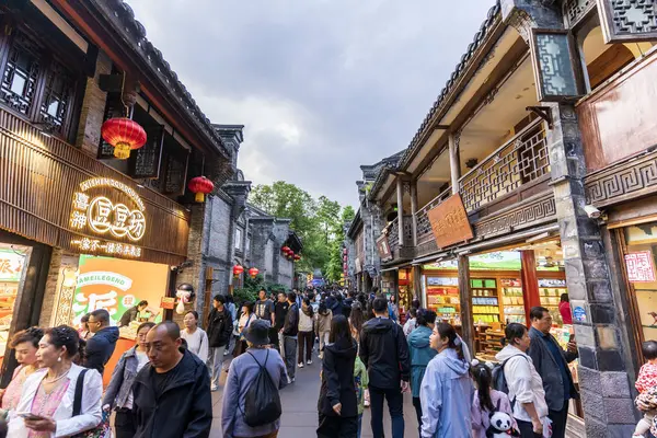 Chengdu, Çin - Mayıs 2024: Chengdu, Sichuan 'daki kalabalık Jinli Pedestrian Caddesi' nde kalabalık.