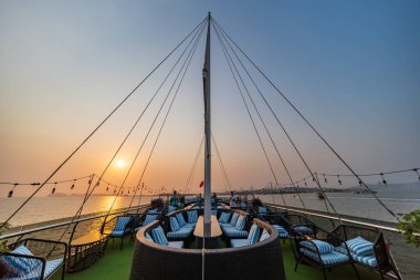 Güneş güvertesi, Ha Long Körfezi, Quang Ninh, Vietnam 'da lüks bir gemi gezisinde..