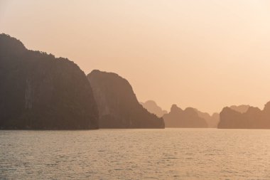 Günbatımı Ha Long Körfezi, Quang Ninh, Vietnam.