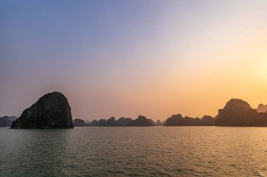 Günbatımı Ha Long Körfezi, Quang Ninh, Vietnam.