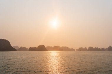 Günbatımı Ha Long Körfezi, Quang Ninh, Vietnam.