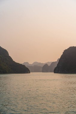 Günbatımı Ha Long Körfezi, Quang Ninh, Vietnam.