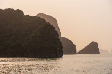 Günbatımı Ha Long Körfezi, Quang Ninh, Vietnam.
