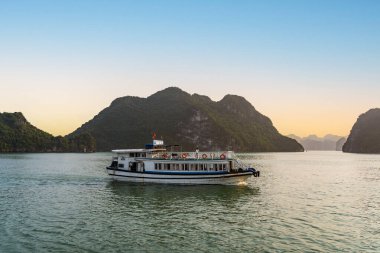 Ha Long Körfezi 'nde gün batımı gezisi, Quang Ninh, Vietnam.