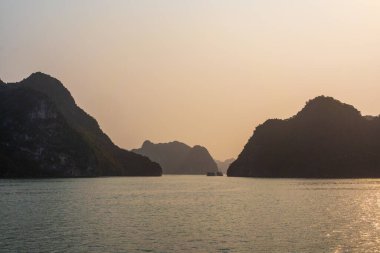 Günbatımı Ha Long Körfezi, Quang Ninh, Vietnam.