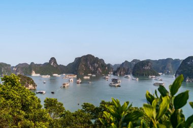 Ti Top Adası, Quang Ninh, Vietnam 'dan Ha Long Körfezi' nin panoramik manzarası..