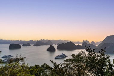 Ti Top Adası, Quang Ninh, Vietnam 'dan Ha Long Körfezi' nin panoramik manzarası..