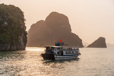 Ha Long Körfezi 'nde gün batımı gezisi, Quang Ninh, Vietnam.