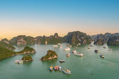 Ti Top Adası, Quang Ninh, Vietnam 'dan Ha Long Körfezi' nin panoramik manzarası..