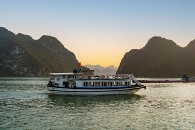 Ha Long Körfezi 'nde gün batımı gezisi, Quang Ninh, Vietnam.
