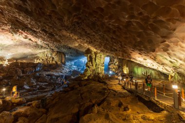 Sürpriz Grotto namı diğer Hang Sung Sot in Ha Long Bay.