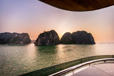 Ha Long Körfezi, Quang Ninh, Vietnam 'da lüks bir gemi gezisi..