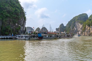 Sürpriz Grotto 'daki tekne iskelesi nam-ı diğer Hang Sung Sot in Ha Long Bay, Quang Ninh, Vietnam.