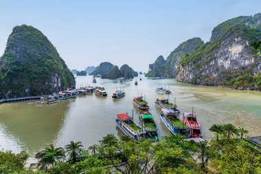 Sürpriz Grotto 'daki tekne iskelesi nam-ı diğer Hang Sung Sot in Ha Long Bay, Quang Ninh, Vietnam.