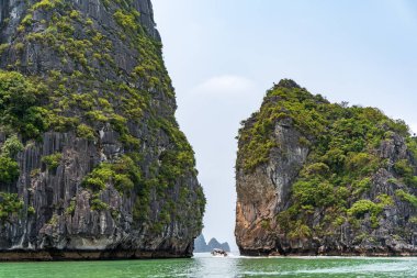 Ha Long Körfezi, Quang Ninh, Vietnam 'daki iki ada arasında küçük bir geçit..