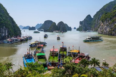 Sürpriz Grotto 'daki tekne iskelesi nam-ı diğer Hang Sung Sot in Ha Long Bay, Quang Ninh, Vietnam.