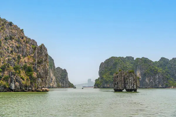 Dinh Huong Adası, Ha Long Körfezi, Quang Ninh, Vietnam.