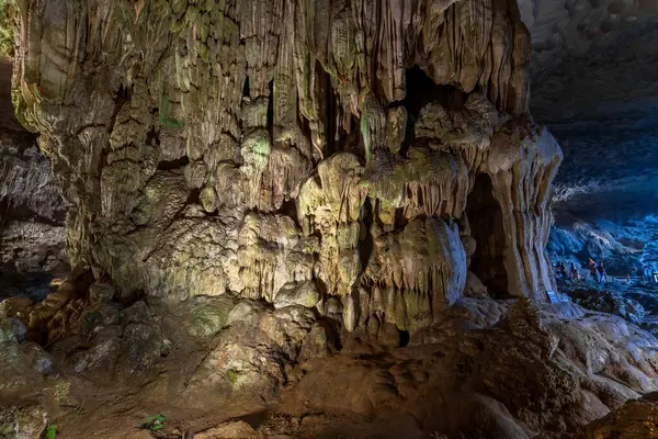 Sürpriz Grotto namı diğer Hang Sung Sot in Ha Long Bay.
