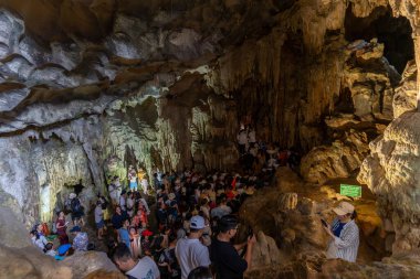 Ha Long Körfezi, Vietnam - 28 Nisan 2024 Sürpriz Grotto, nam-ı diğer Hang Sung Sot 'un içinde büyük bir kalabalık var..