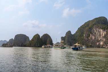 Sürpriz Grotto 'daki tekne iskelesi nam-ı diğer Hang Sung Sot in Ha Long Bay, Quang Ninh, Vietnam.