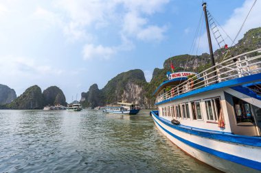 Ha Long Körfezi, Vietnam - 28 Nisan 2024 Sürpriz Grotto 'ya gelen botlar nam-ı diğer Hang Sung Sot in Ha Long Bay, Quang Ninh, Vietnam.