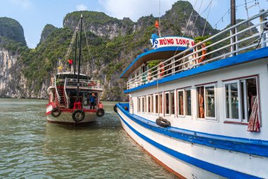 Ha Long Körfezi, Vietnam - 28 Nisan 2024 Sürpriz Grotto 'ya gelen botlar nam-ı diğer Hang Sung Sot in Ha Long Bay, Quang Ninh, Vietnam.