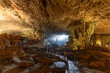 Sürpriz Grotto namı diğer Hang Sung Sot in Ha Long Bay.