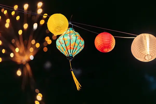 Darwin Rıhtımı, Kuzey Bölgesi 'nde 2024 Vietnam Fener Festivali' nde havai fişekler.