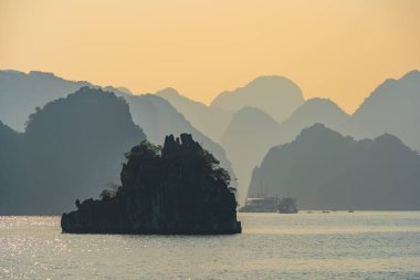 Kuğu Körfezi 'nde gün batımı, Kedi Ba, Vietnam