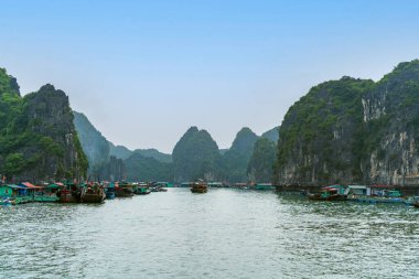 Lan Ha Bay 'de Cai Beo yüzen köyü, Hai Phong, Vietnam